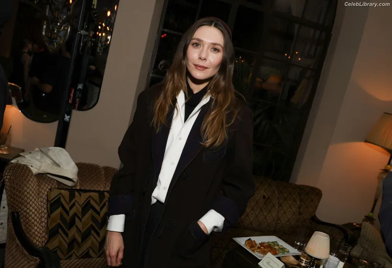 Elizabeth Olsen photo 22 of 2302