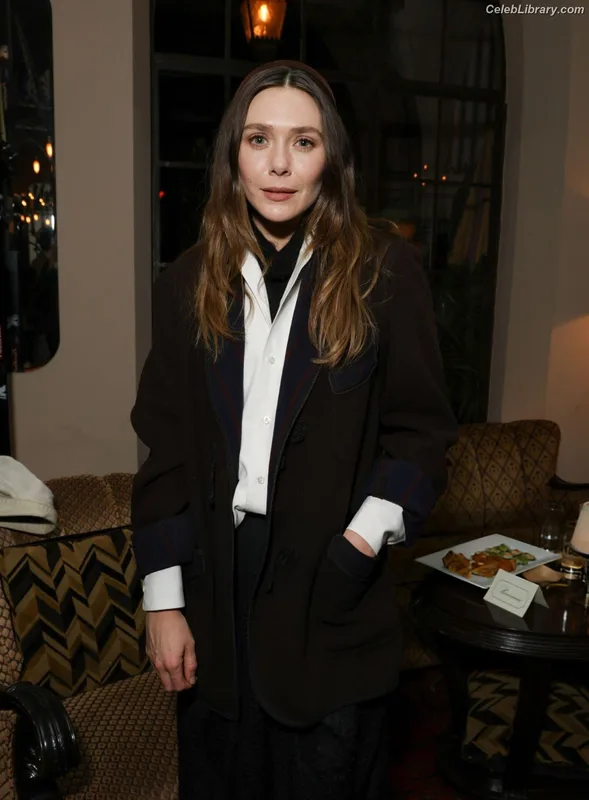 Elizabeth Olsen photo 24 of 2302