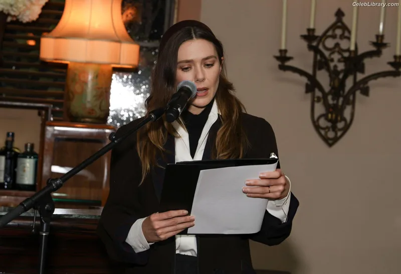 Elizabeth Olsen photo 1 of 2302