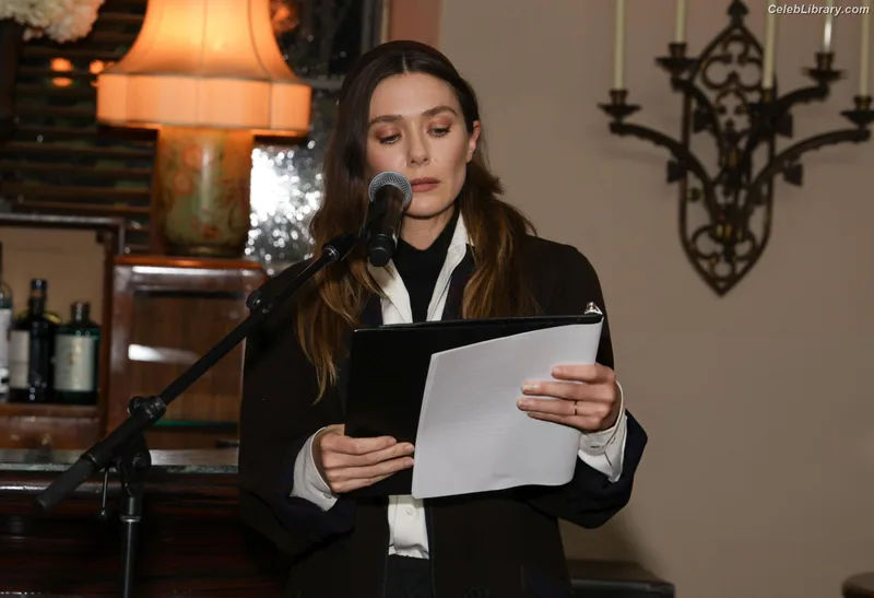 Elizabeth Olsen photo 2 of 2302