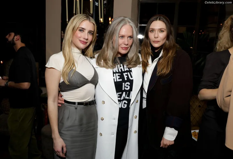 Elizabeth Olsen photo 4 of 2302