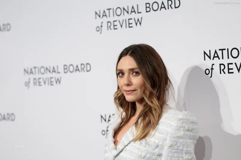 Elizabeth Olsen photo 14 of 2302
