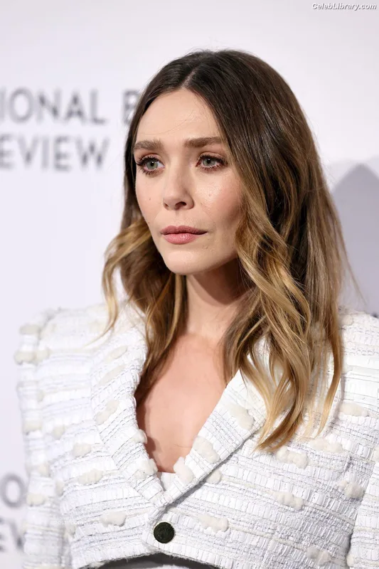 Elizabeth Olsen photo 17 of 2302