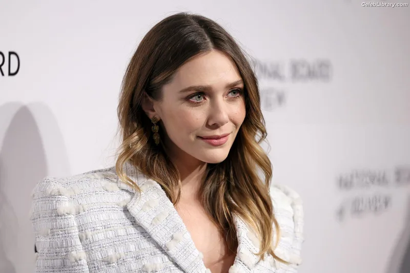 Elizabeth Olsen photo 20 of 2302