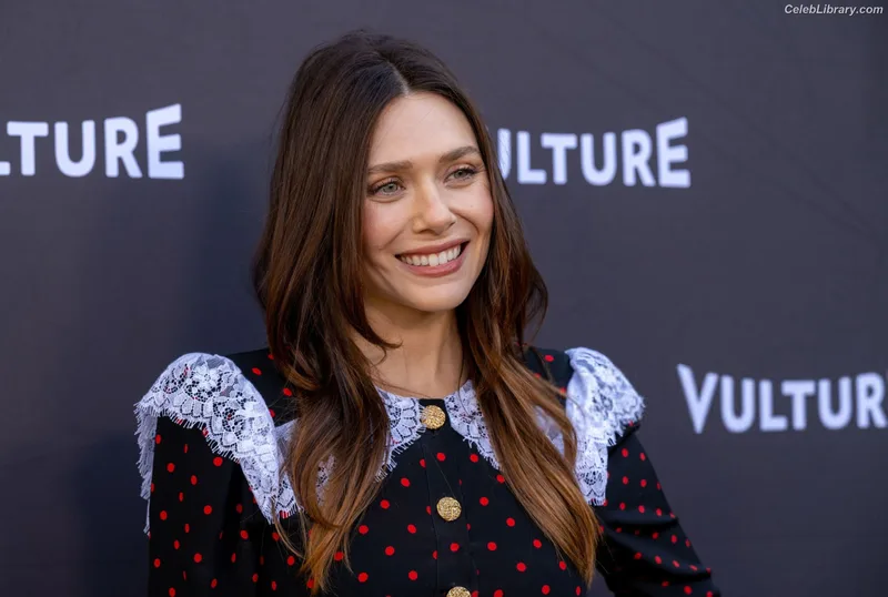 Elizabeth Olsen photo 7 of 2302
