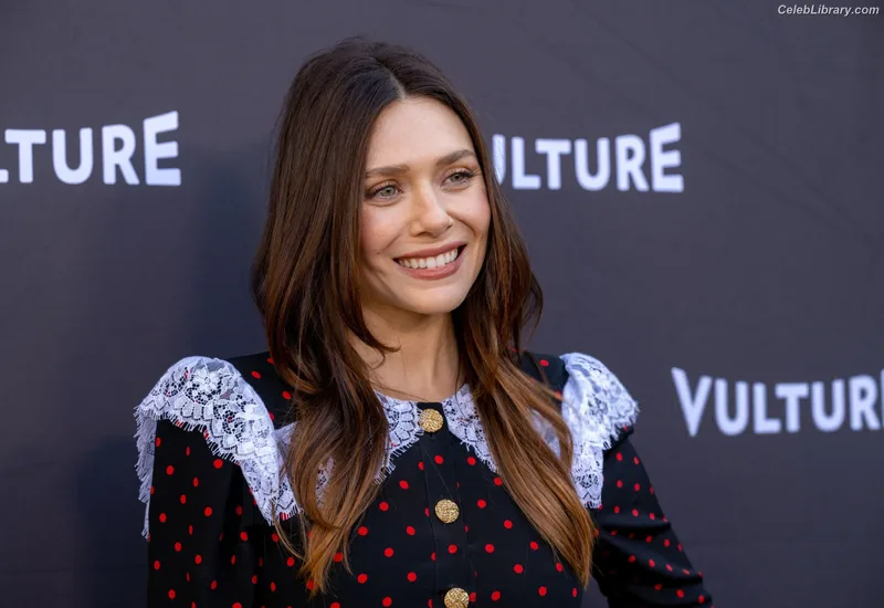 Elizabeth Olsen photo 12 of 2302