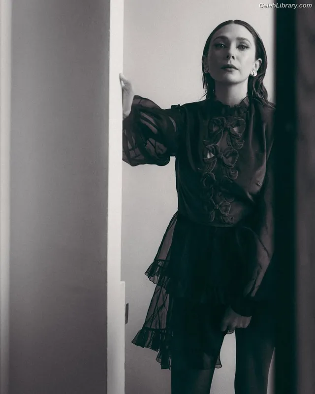Elizabeth Olsen photo 3 of 2302