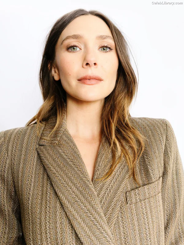 Elizabeth Olsen photo 5 of 2302