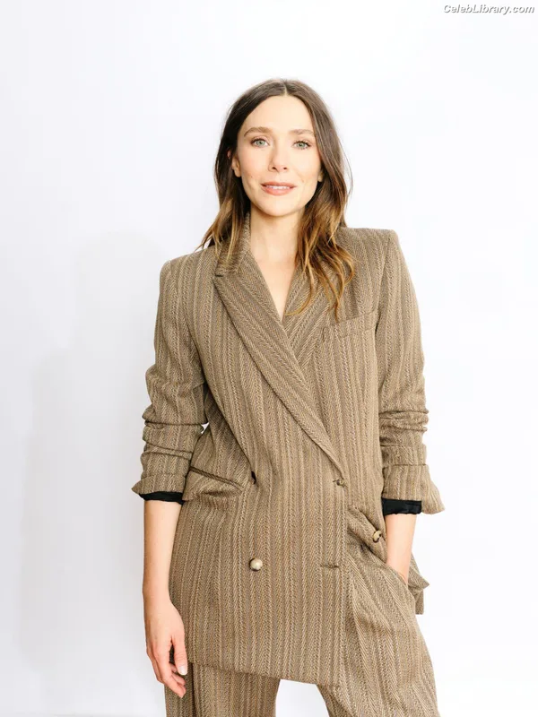 Elizabeth Olsen photo 9 of 2302