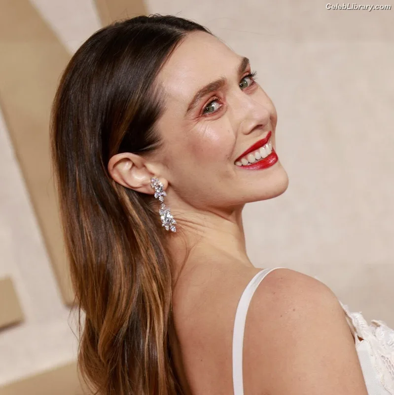Elizabeth Olsen photo 3 of 2302