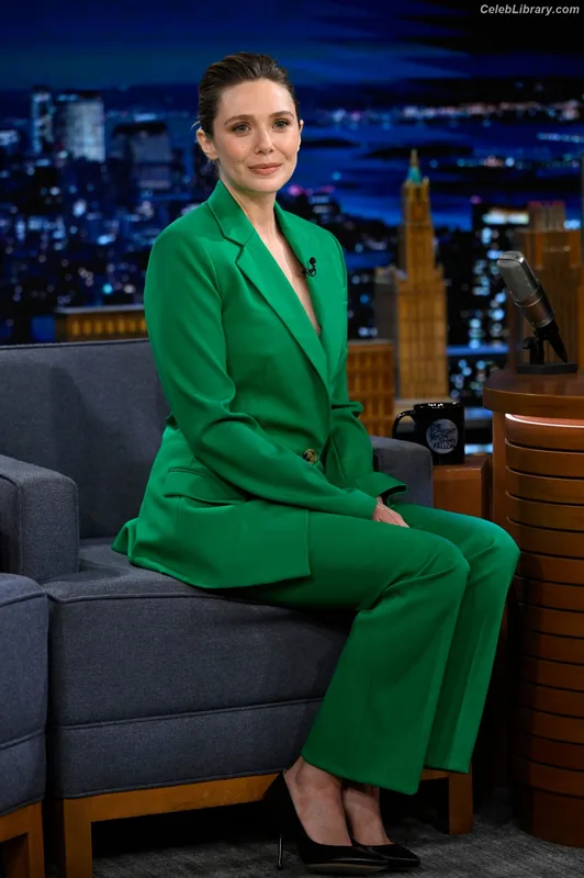 Elizabeth Olsen photo 4 of 2302