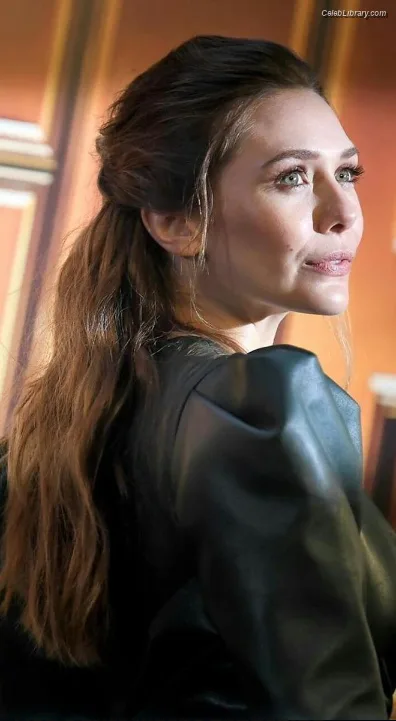 Elizabeth Olsen photo 9 of 2302