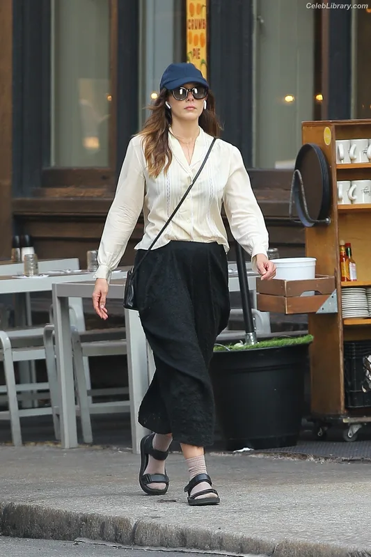 Elizabeth Olsen photo 3 of 2302
