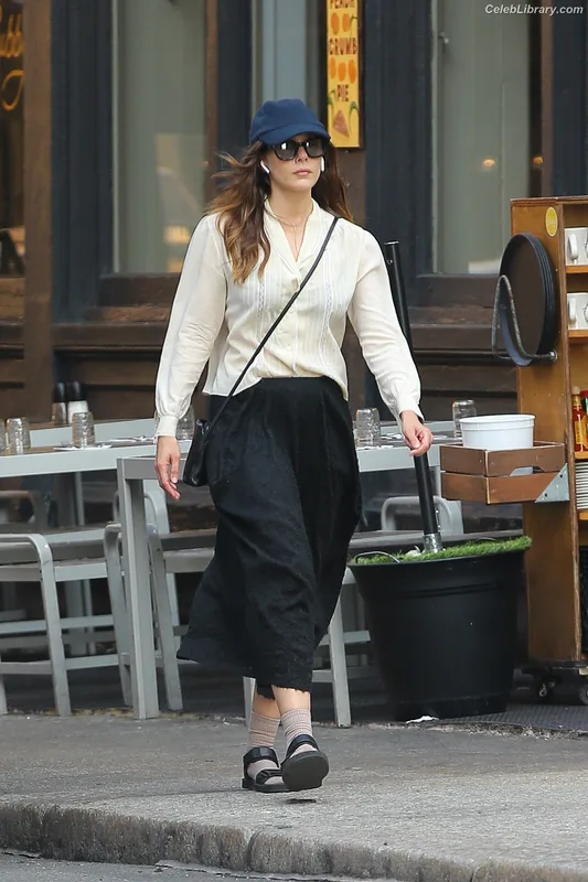 Elizabeth Olsen photo 7 of 2302