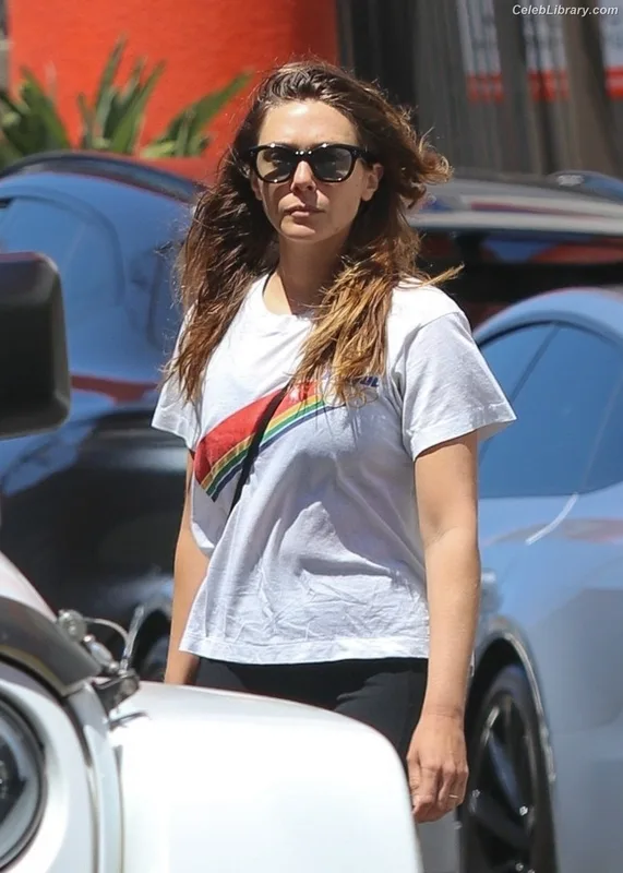 Elizabeth Olsen photo 8 of 2302