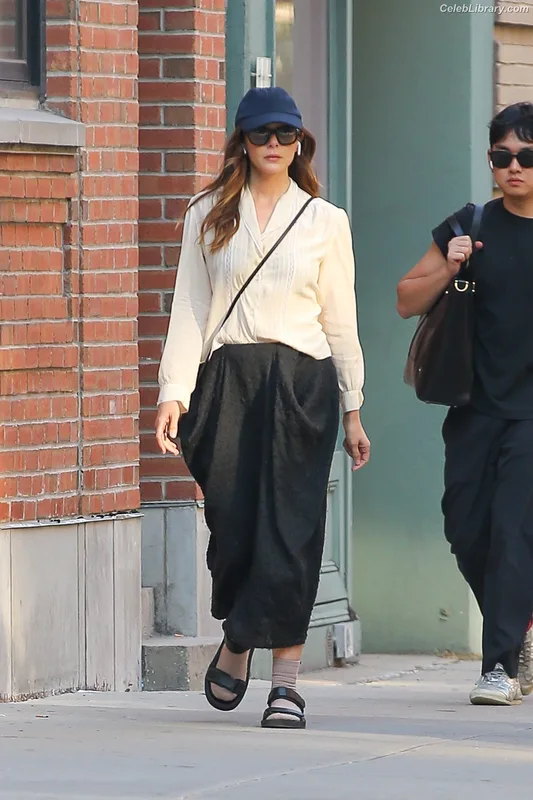 Elizabeth Olsen photo 12 of 2302
