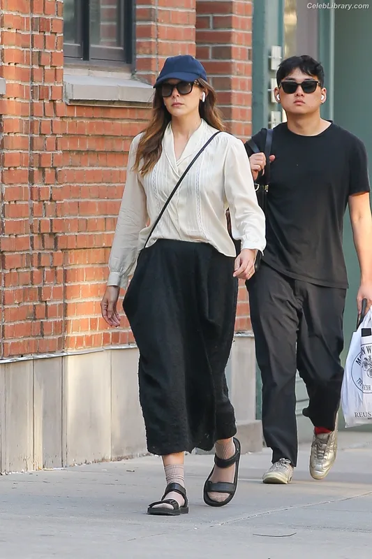 Elizabeth Olsen photo 13 of 2302
