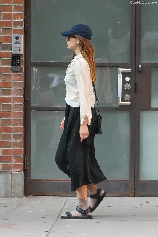Elizabeth Olsen photo 17 of 2302
