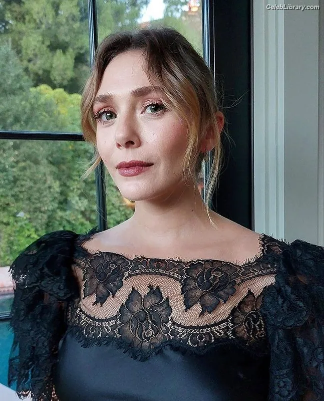 Elizabeth Olsen photo 7 of 2302