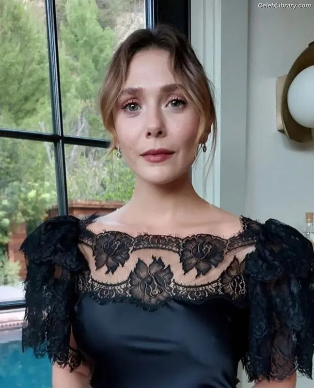 Elizabeth Olsen photo 8 of 2302