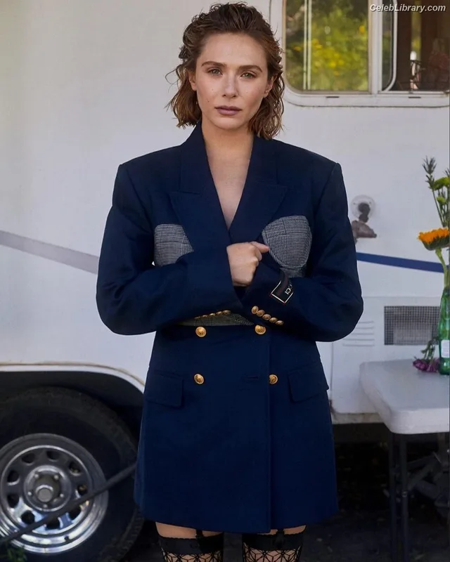 Elizabeth Olsen photo 18 of 2302