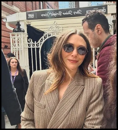 Elizabeth Olsen photo 8 of 2302