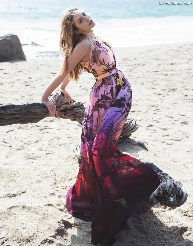 Elizabeth Olsen photo 20 of 2302