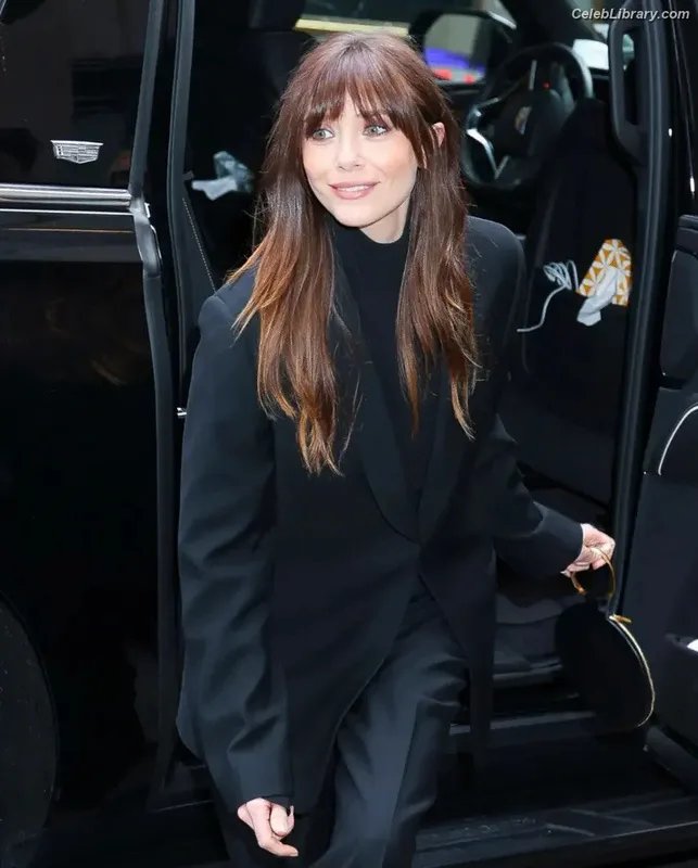 Elizabeth Olsen photo 2 of 2302