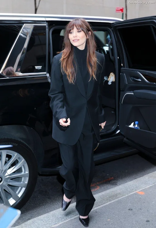 Elizabeth Olsen photo 3 of 2302