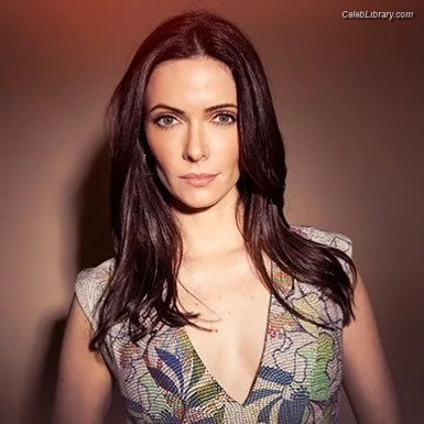 Elizabeth Tulloch photo 5 of 16