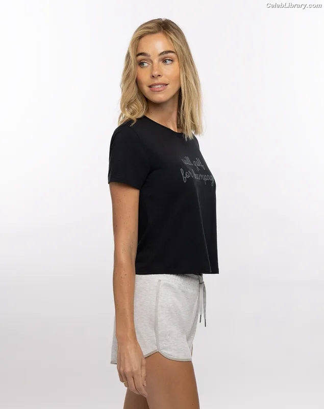 Elizabeth Turner photo 8 of 458