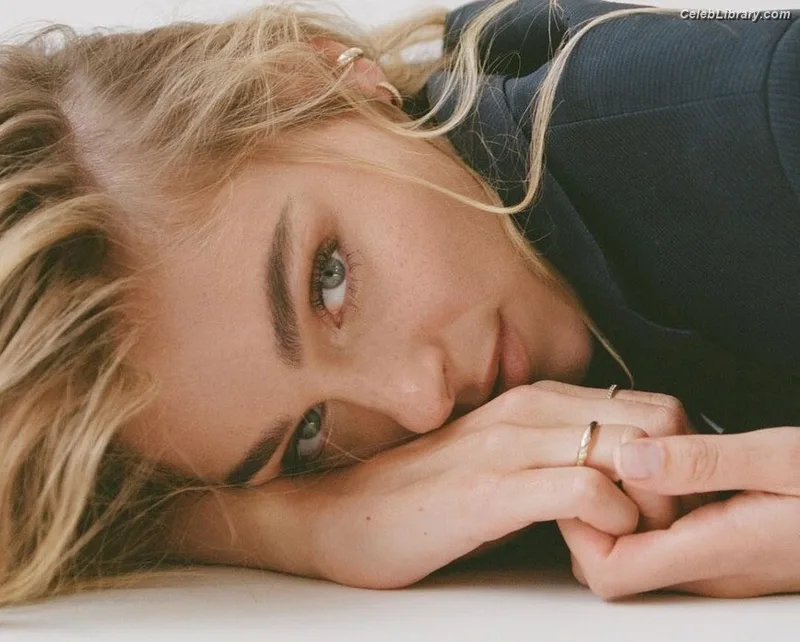 Elizabeth Turner photo 10 of 458