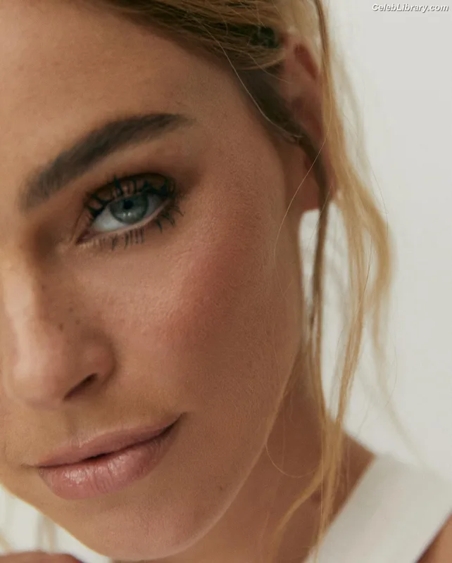Elizabeth Turner photo 13 of 458