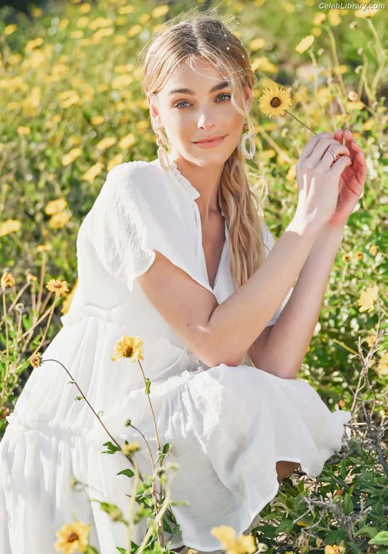 Elizabeth Turner photo 9 of 458