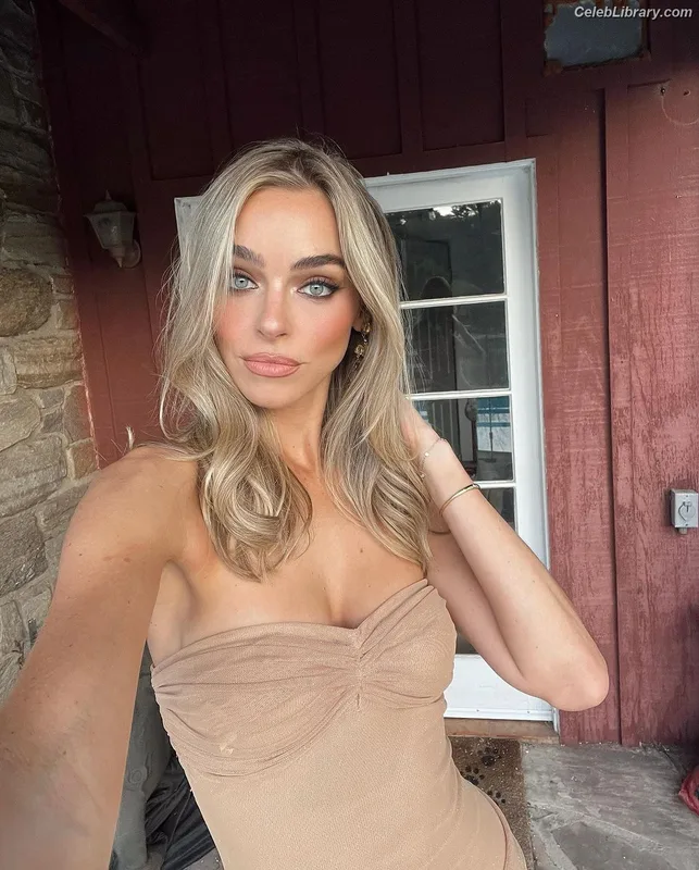 Elizabeth Turner photo 7 of 458