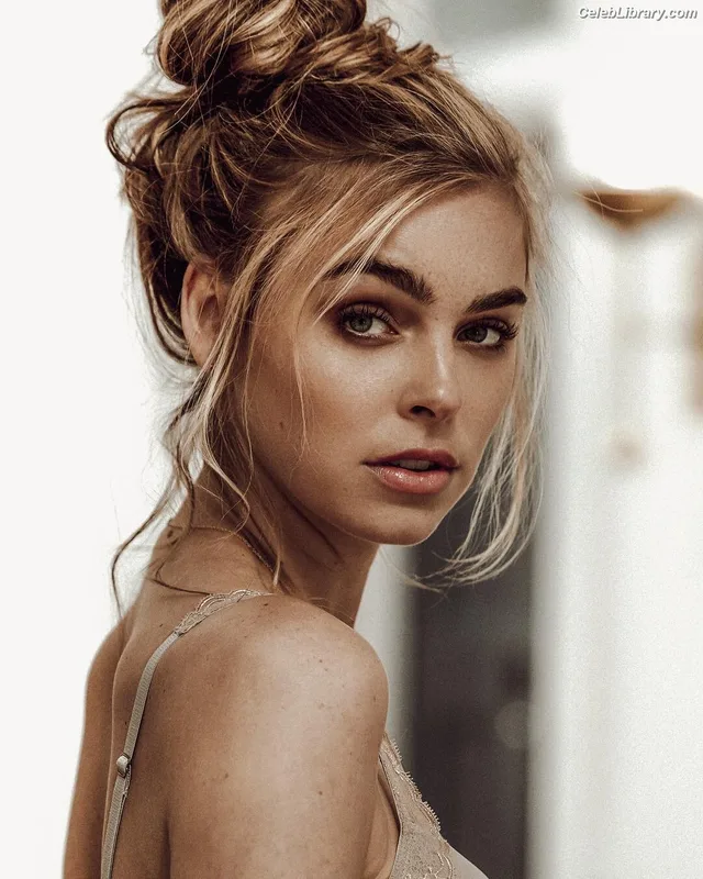 Elizabeth Turner photo 19 of 458