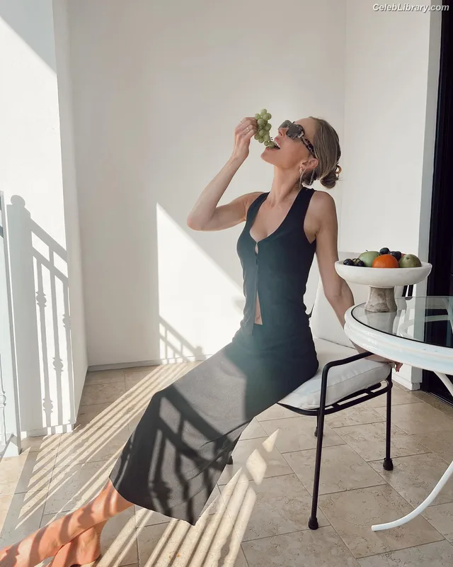 Elizabeth Turner photo 13 of 458