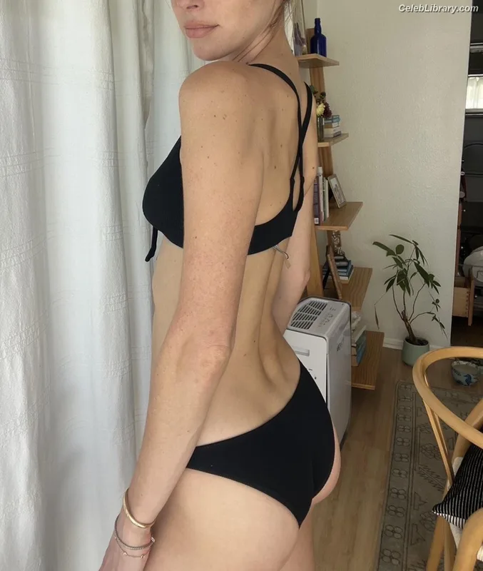 Elizabeth Turner photo 14 of 458
