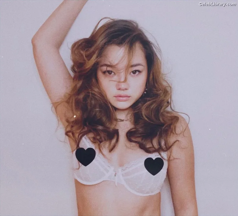 Elizabeth Yu photo 17 of 30