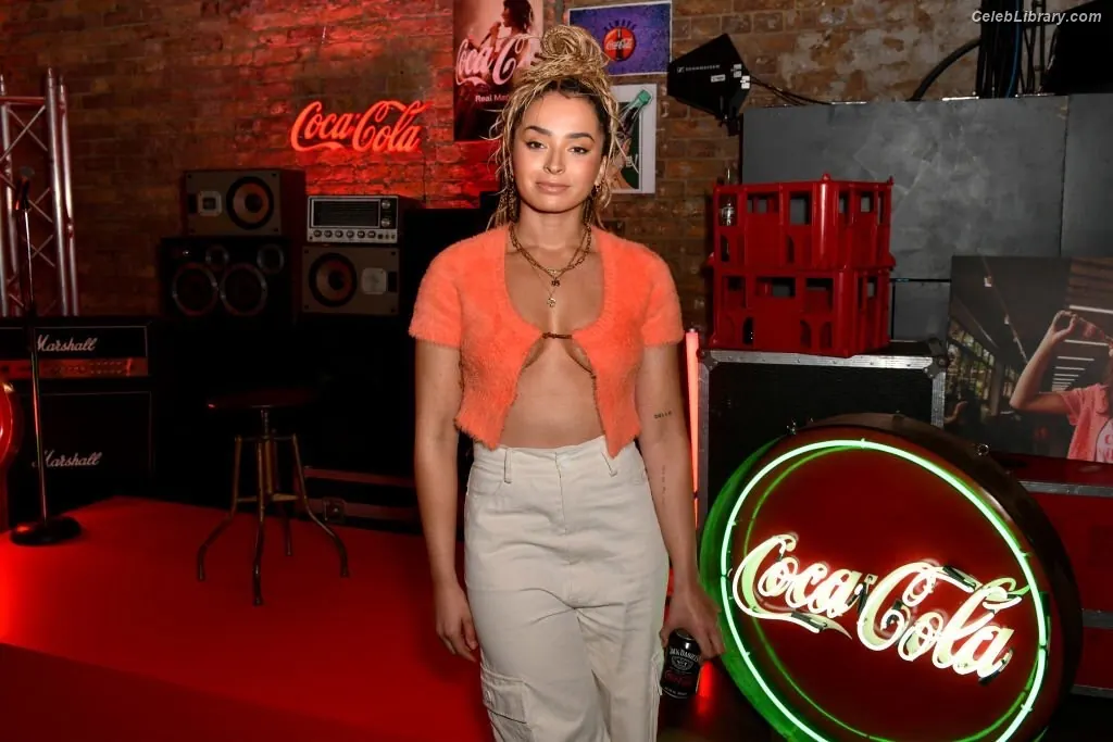 Ella Eyre photo 1 of 207