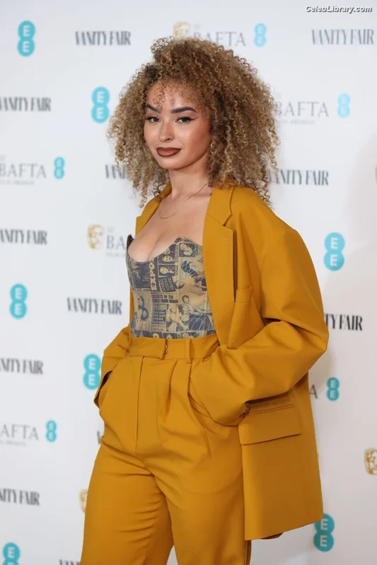Ella Eyre photo 3 of 208