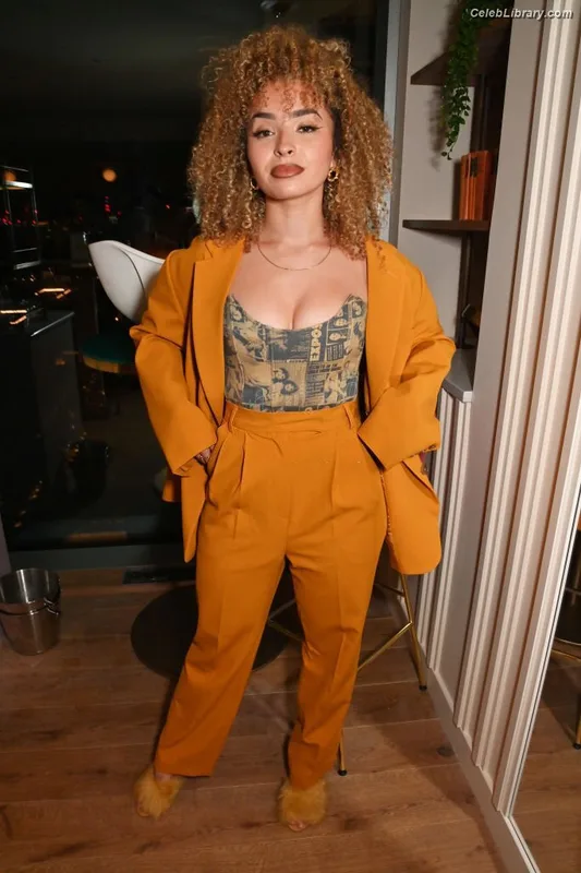 Ella Eyre photo 3 of 208