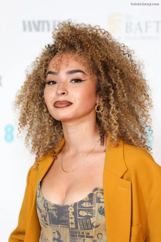 Ella Eyre photo 9 of 208