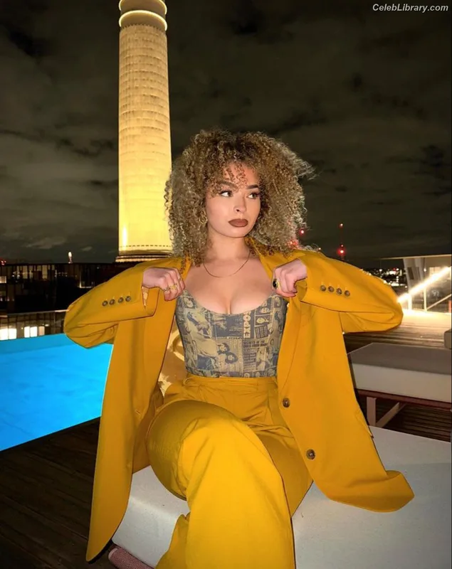 Ella Eyre photo 16 of 208