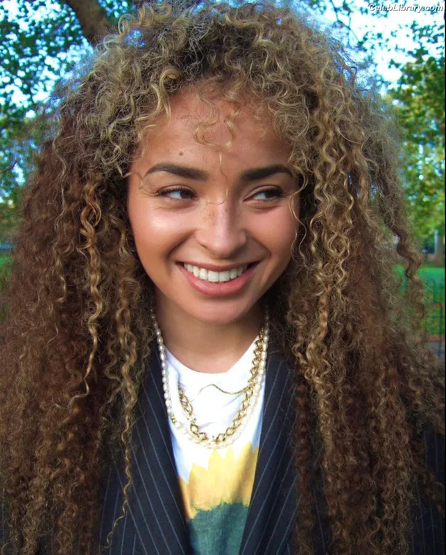 Ella Eyre photo 2 of 208