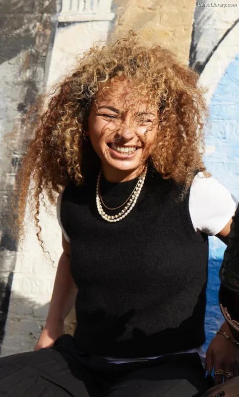 Ella Eyre photo 3 of 208