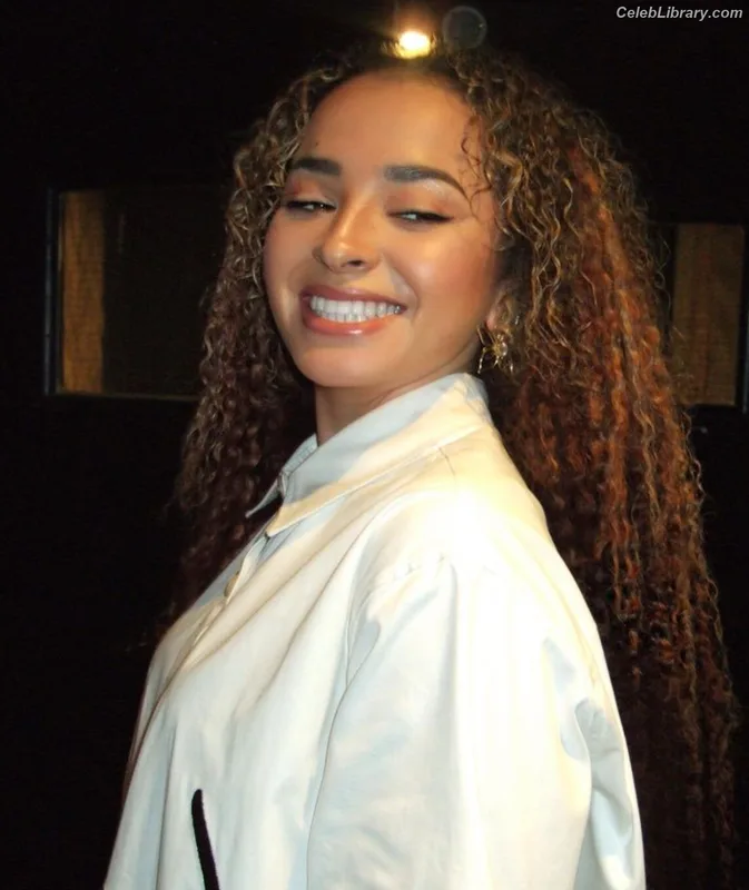 Ella Eyre photo 6 of 208