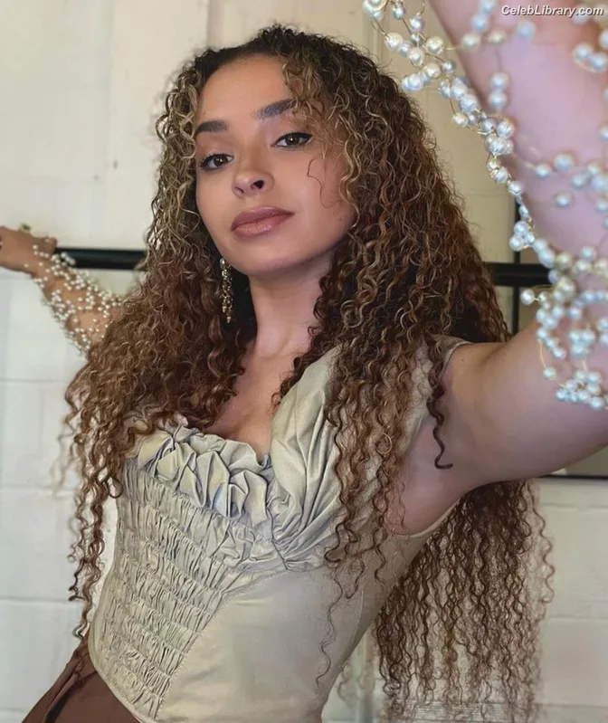 Ella Eyre photo 8 of 208