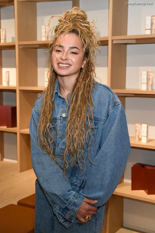 Ella Eyre photo 21 of 208