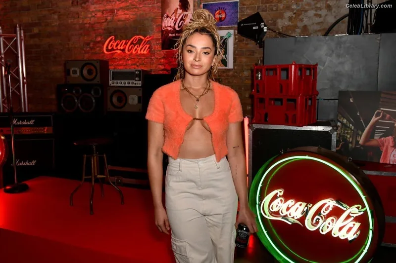 Ella Eyre photo 1 of 208